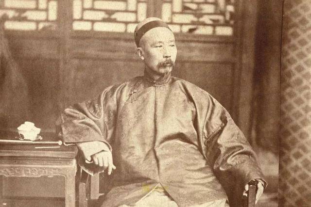 李鸿章在清朝担任过什么职务,相当于今天什么官职?