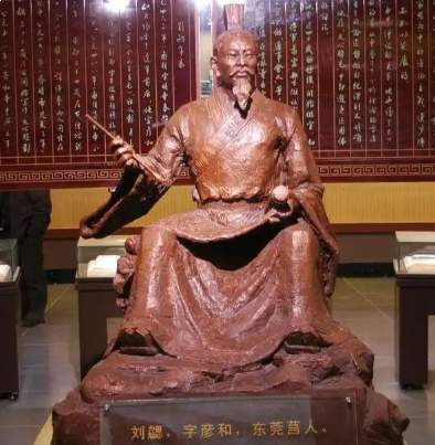刘勰定林孤灯著文心雕龙千年文论范式